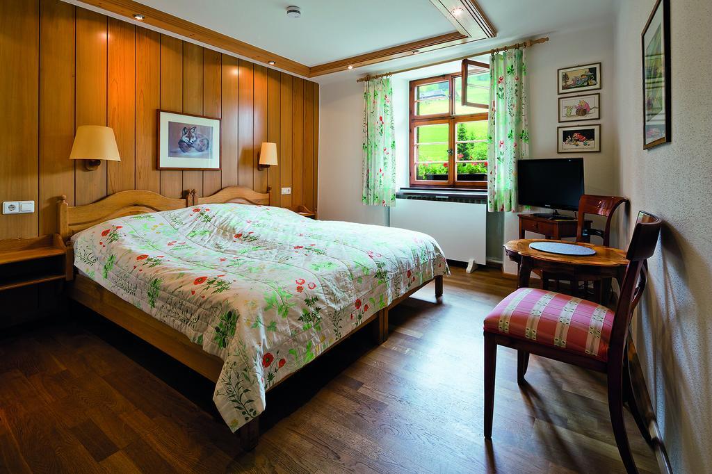 Romantik Hotel Spielweg Obermünstertal Chambre photo